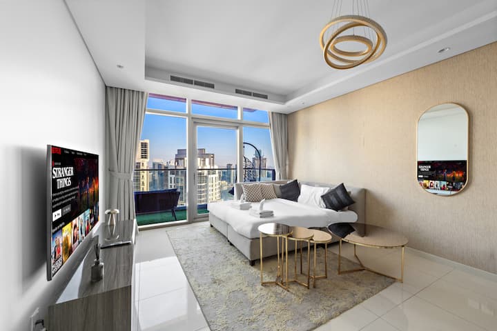 La sala de estar es un espacio acogedor, diseñado tanto para la comodidad como para el estilo, con asientos acogedores, decoración moderna y un ambiente relajado perfecto para descansar o entretener a los huéspedes.