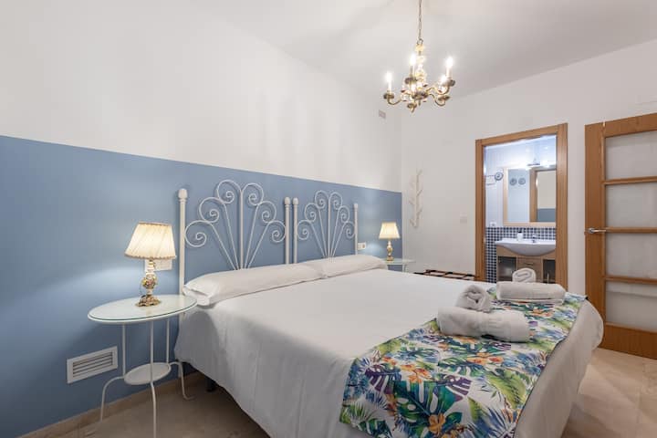 Vista completa del dormitorio con acceso directo al baño. Un espacio cómodo y bien distribuido.