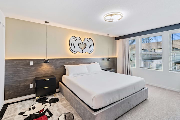 Micky Mouse Themed Bedroom of the Townhouse in Davenport Florida - Comforty double - Stunning views though the large windows - Elegant decor and lighting