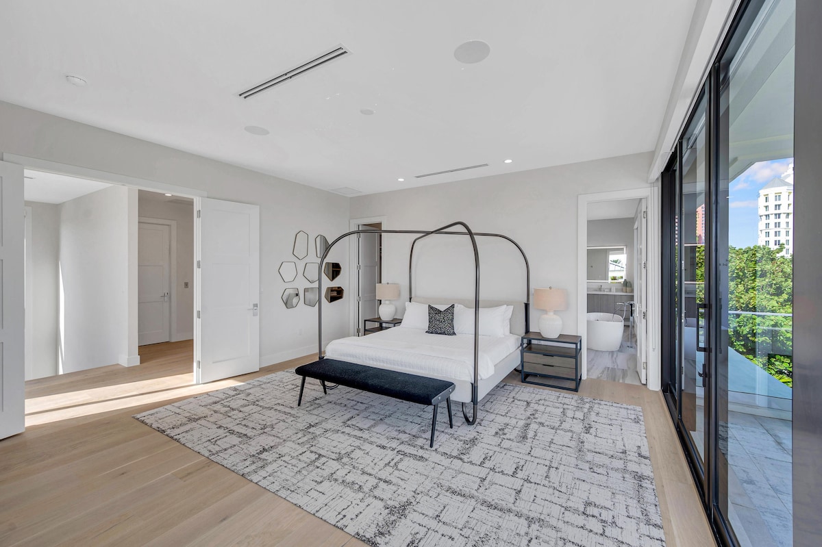 El dormitori principal amb terrassa ofereix vistes a l'oceà i a la platja.