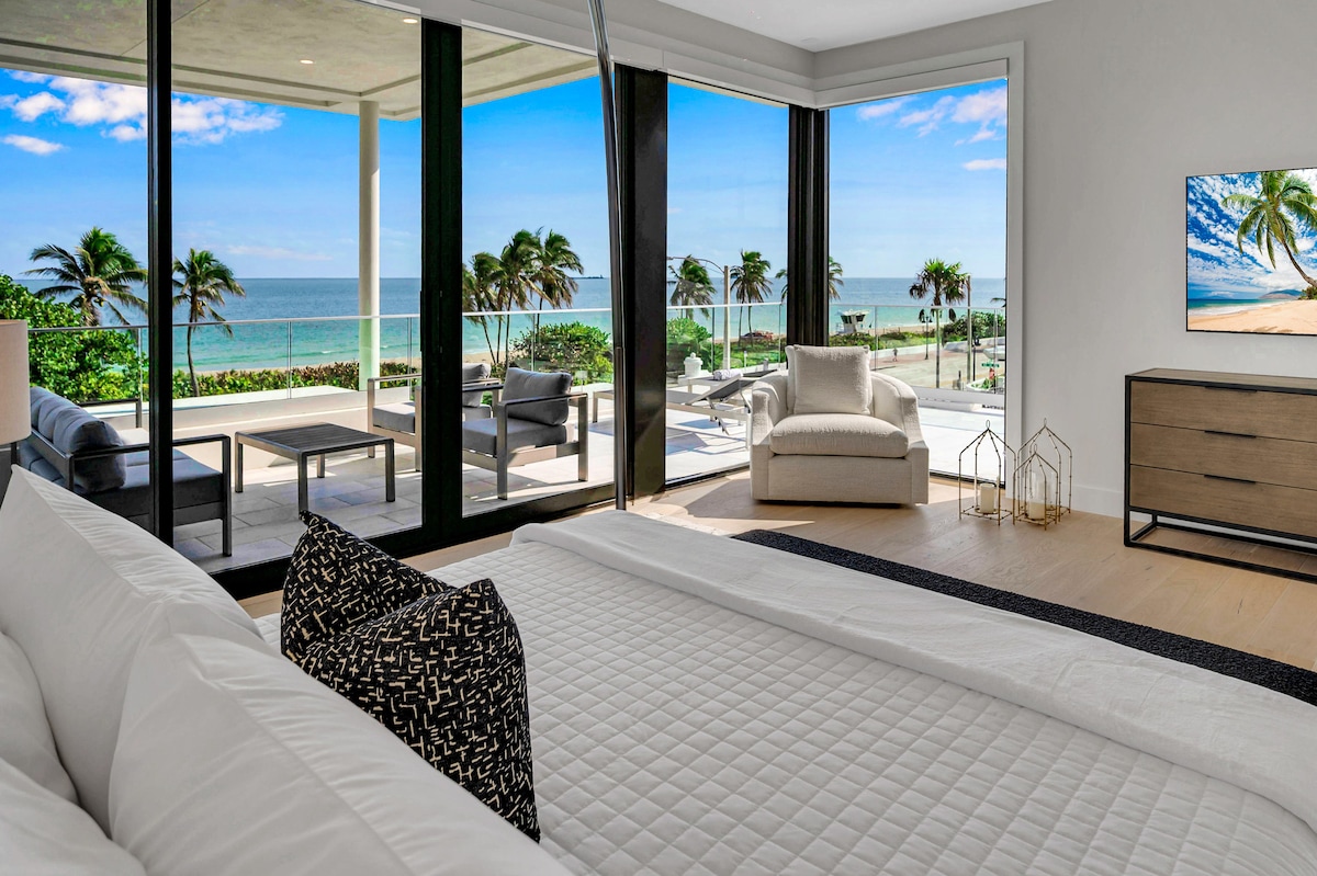 El dormitori principal i el bany privat disposen de vistes a l'oceà. Accés sense problemes a la sala d'estar del terrat a través de les finestres del terra al sostre.