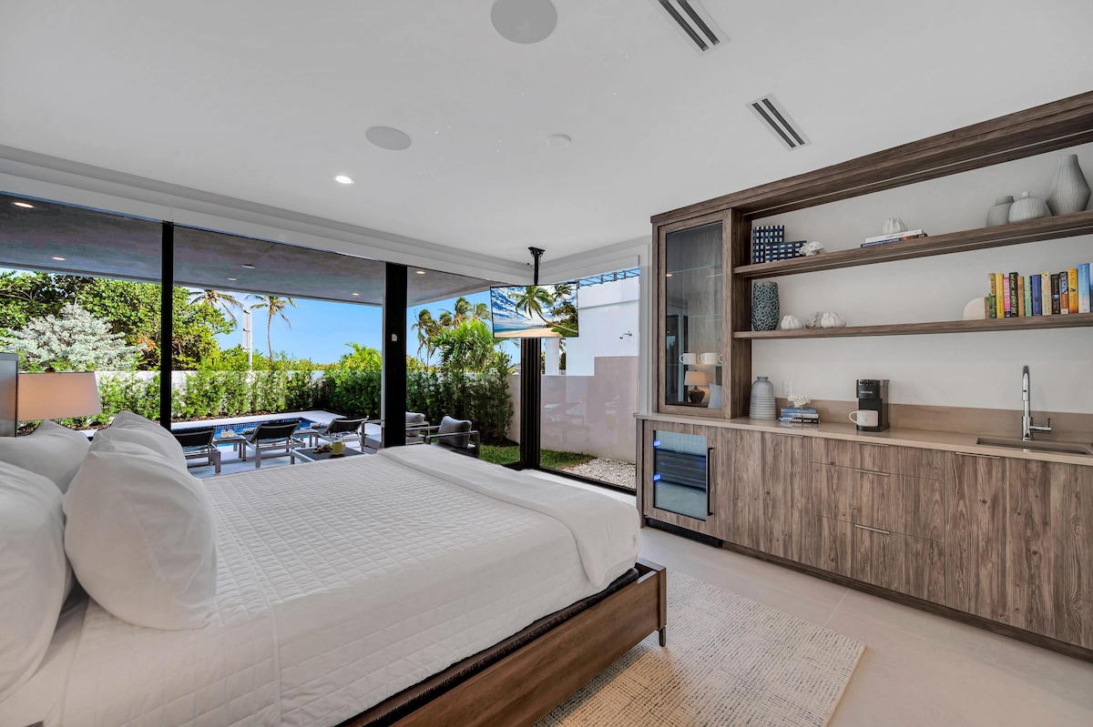 L'habitació cinc es troba a la primera planta amb accés directe a la piscina i un bar humit. El dormitori disposa d'un llit «king size» i un bany amb llit i cinc habitacions.