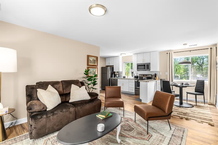 New! Spacious 1BR King Suite, Prime Location