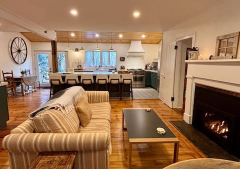 Stylish, Spotless, Ping-Pong, Gas Fireplace!