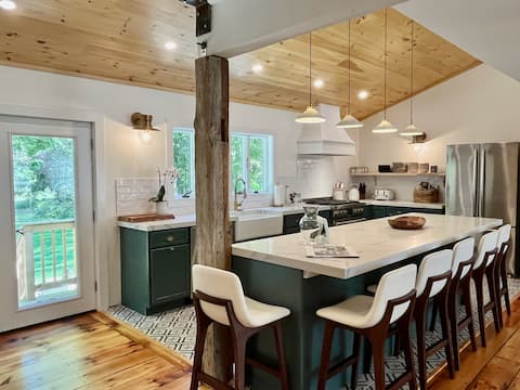 Stylish, Spotless, Ping-Pong, Gas Fireplace!