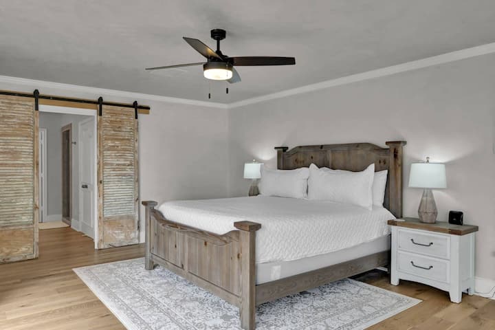 סוויטה ראשית מס '1 עם מיטת קינג וחדר רחצה פרטי.