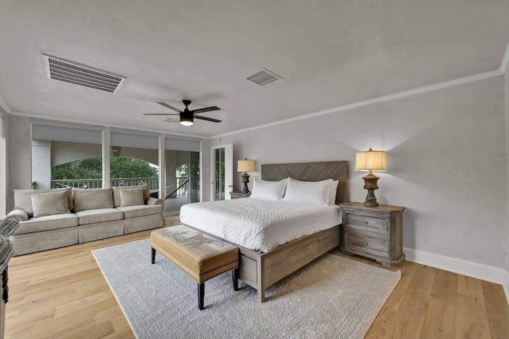 חלונות מהרצפה לתקרה בכל הבית