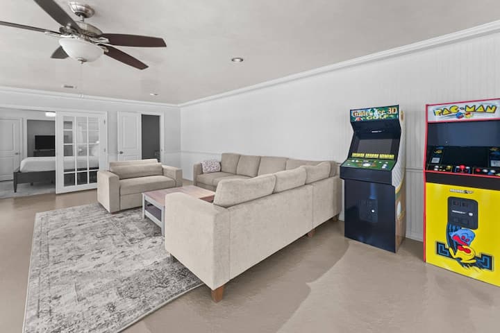 חדר שינה אחד וחדר רחצה ושירותים בקומת הקרקע