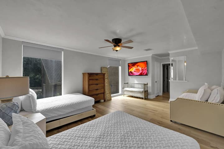 חדר שינה בקומה הראשית עם 2 מיטות מלאות ושתי מיטות נפרדות