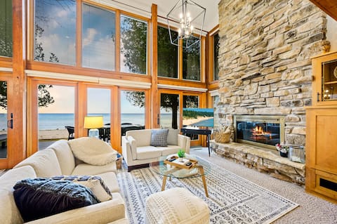 Lakefront cottage w/ sand beach & waterfront deck