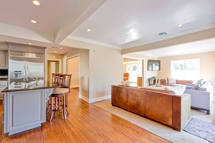 Gorgeous Pool Home In Hollywood Hills gallery image 2