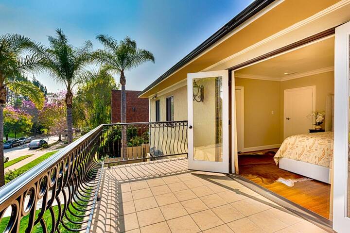 Gorgeous Pool Home In Hollywood Hills gallery image 3