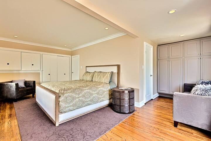 Gorgeous Pool Home In Hollywood Hills gallery image 5