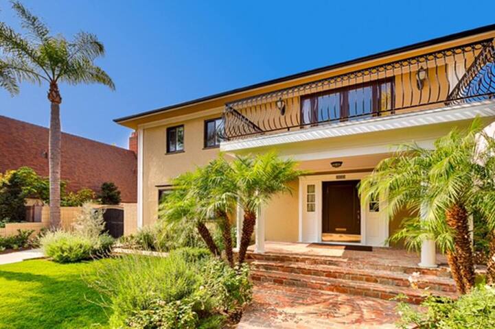 Gorgeous Pool Home In Hollywood Hills gallery image 4