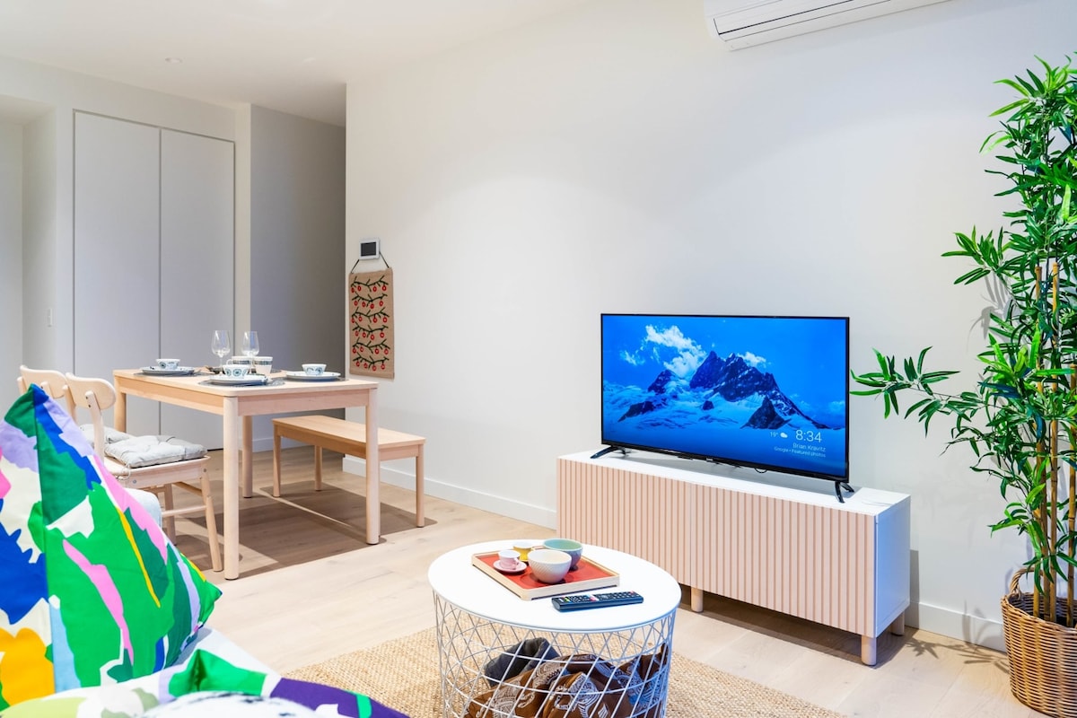 סלון עם טלוויזיה חכמה