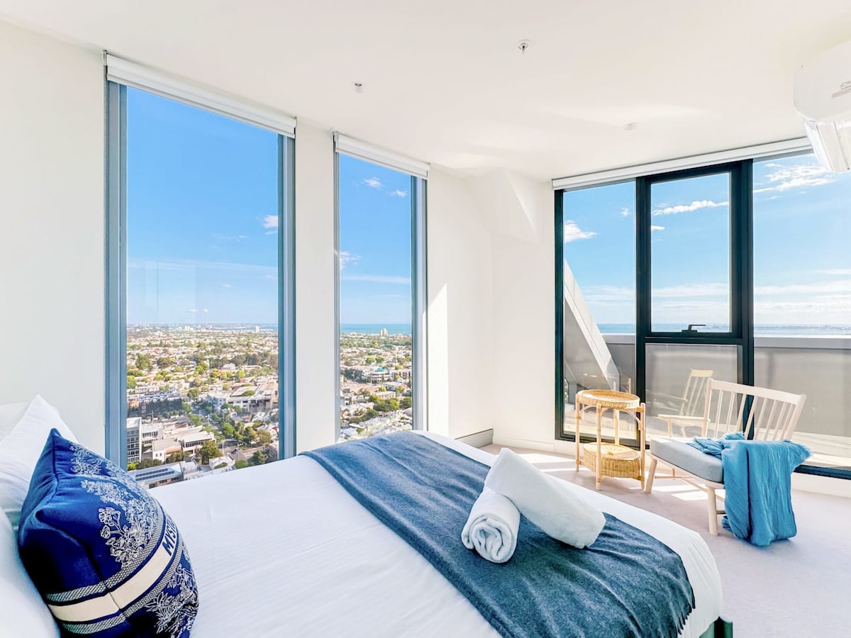 חדר שינה ראשי מואר