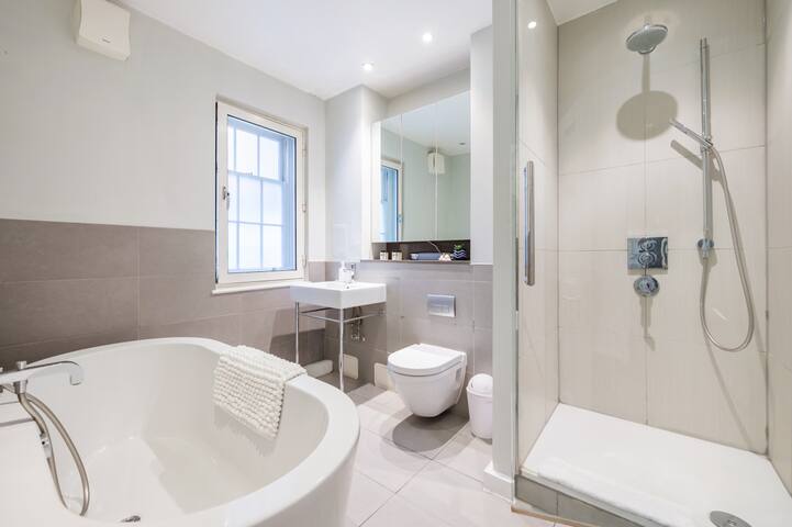 Unique Covent Garden Townhouse! gallery image 5