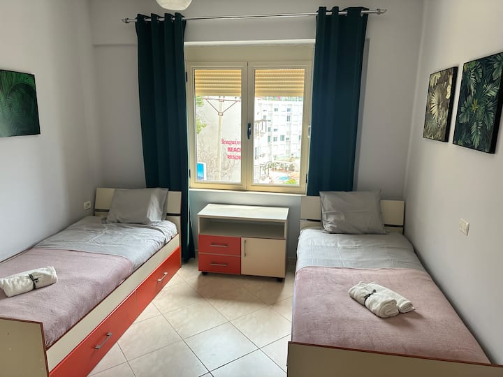 חדר שינה עם מיטות יחיד 