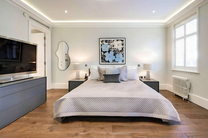 Elegant Townhouse in Trafalgar Square gallery image 2