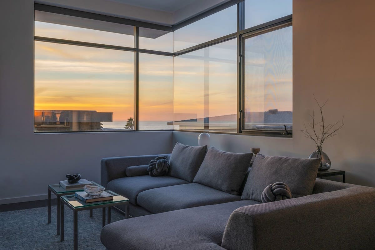 Top performing Airbnb: Ocean View |1 Block to Beach | King Suites|Parking in Manhattan Beach