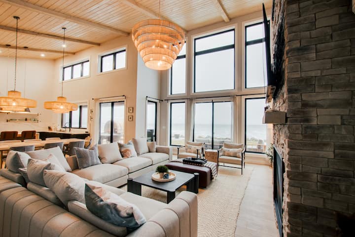 Majestic Oceanfront Chalet- Hot Tub  & Sauna - Liverpool, NS, Canada