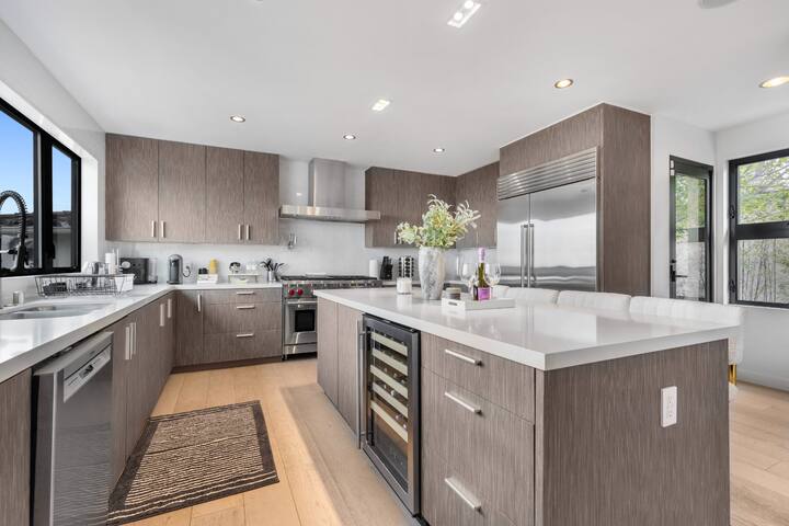 Sunset Views from Elegant Spanish Style Villa gallery image 4