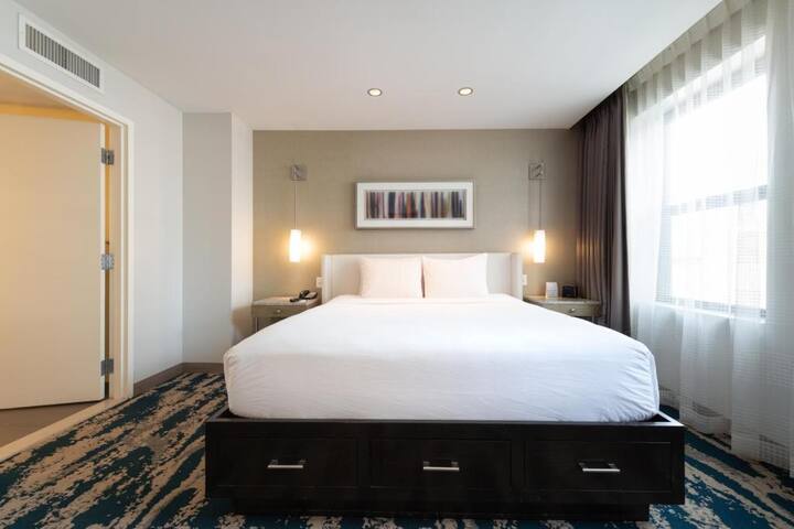 3 Convenient Units Minutes to Navy Pier! gallery image 4