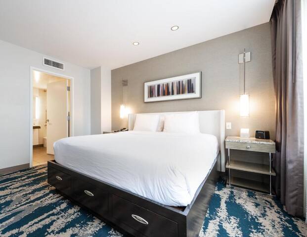 3 Convenient Units Minutes to Navy Pier! gallery image 3