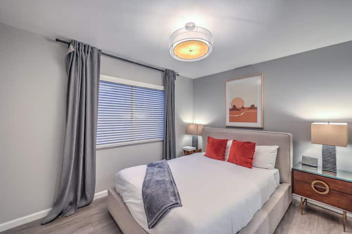 Საძინებელი 4 (დაბლა) საწოლით 152 × 203 სმ