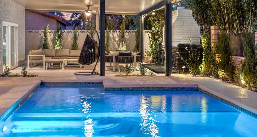 𖤓 Sunset Swim: Luxury Vegas Villa, Pool, Hot Tub gallery image 3