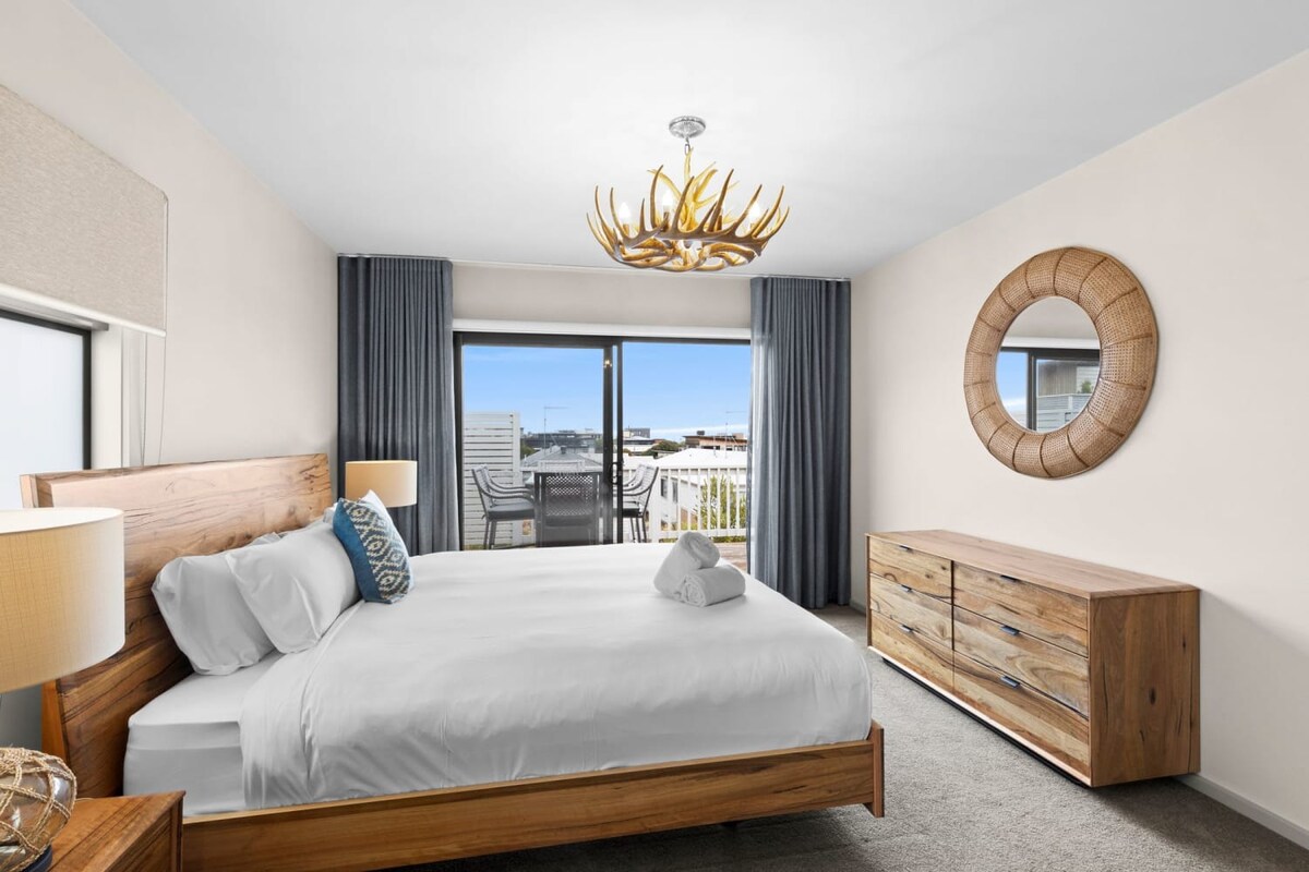 El nivel superior cuenta con la suite principal, con una cama tamaño king y un balcón con vistas al mar.