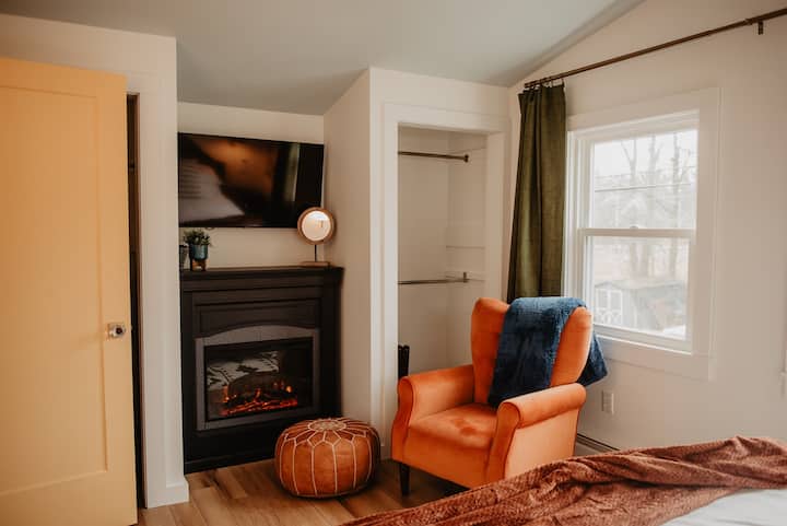 Este quarto king dispõe de um armário completo, cadeira lateral aconchegante, lareira elétrica e Smart TV — tudo o que você precisa para relaxar com conforto.