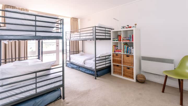 الطابق الأرضي، غرفة بطابقين 4 أسرّة مفردة