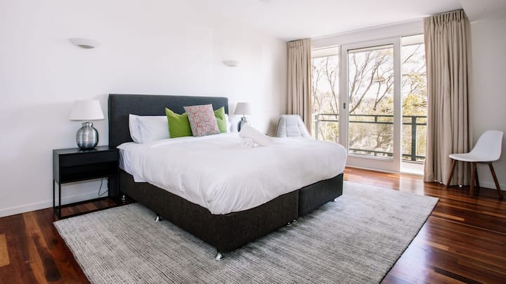 الطابق الأول، غرفة النوم الرئيسية، الأرواب، مقابل حمام الحمام، دش، مرحاض.