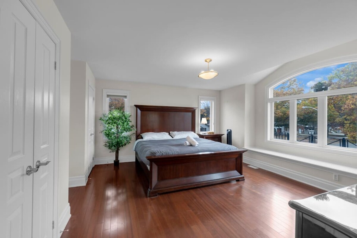 Hlavná spálňa s manželskou posteľou a vlastnou kúpeľňou.