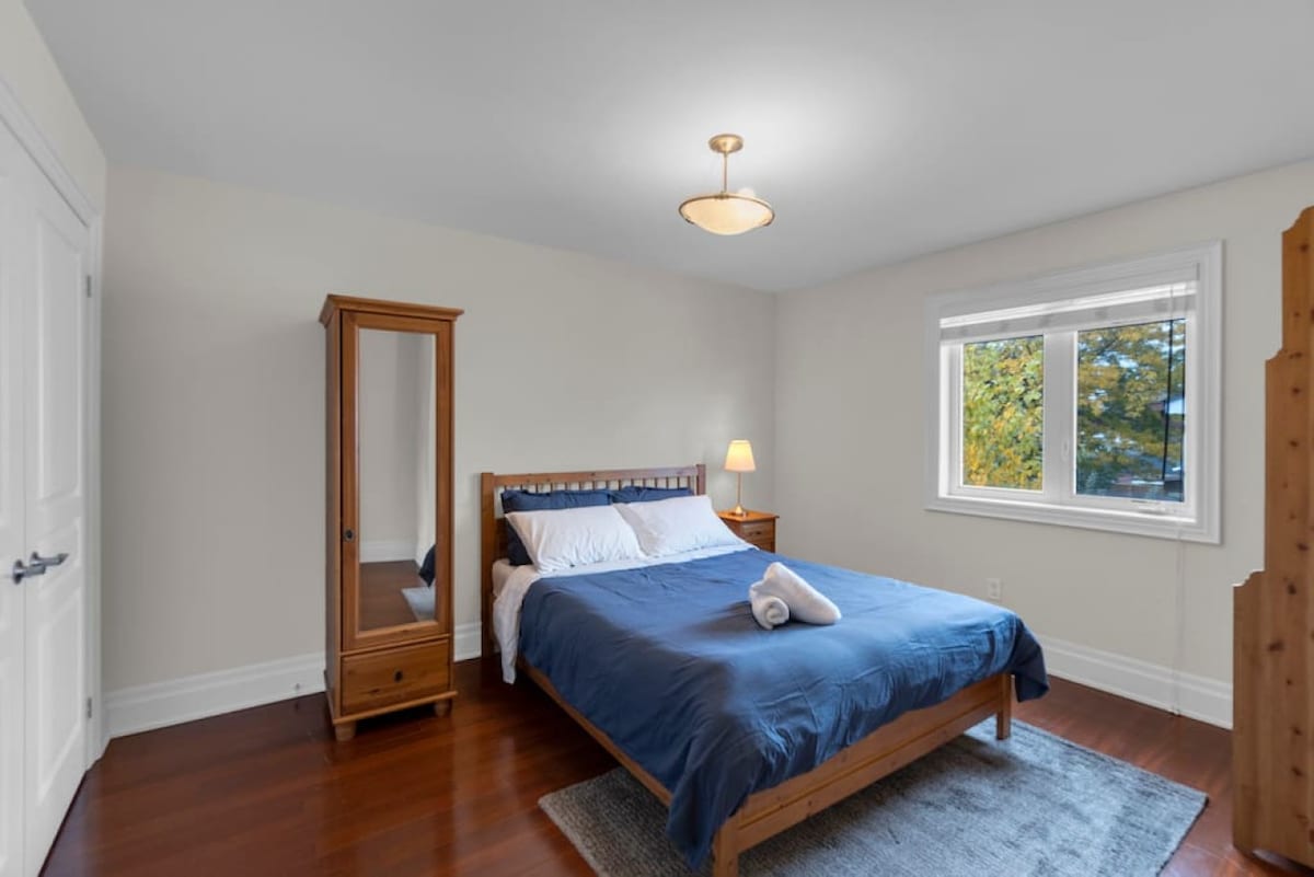 Jedna z dvoch spální s manželskou posteľou.