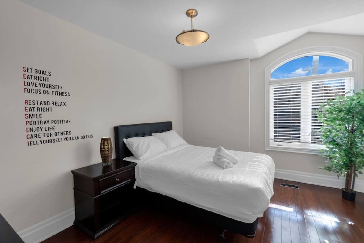 Spálňa v plnej veľkosti s uterákmi.