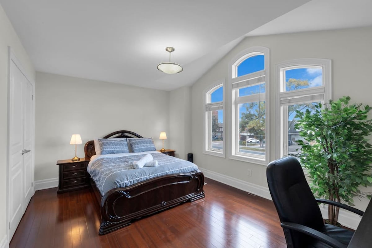 Jedna z dvoch spální s manželskou posteľou Queen naplnenou prirodzeným svetlom.