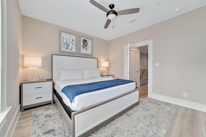 Ეს ფართო სასტუმრო ოთახი გამოირჩევა მაღალი ზომის საწოლით პლუშის მატრასითა და წვრილი თეთრეულით, რომელიც გელით მშვიდი, გამაახალგაზრდავებელი ღამის დასვენების დაპირებით.