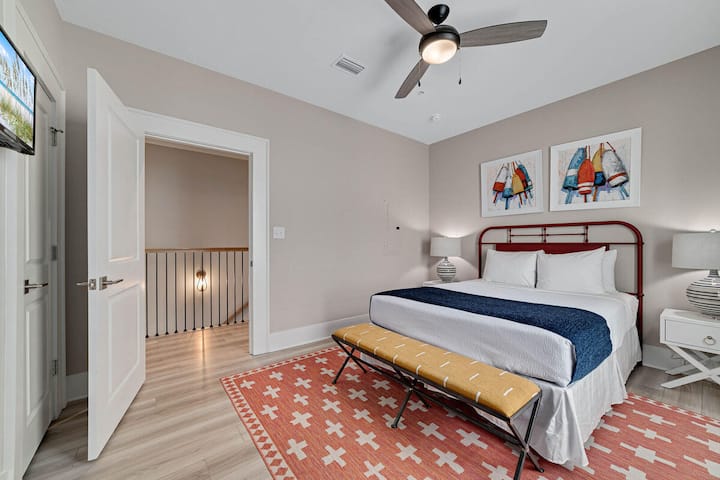 Დაისვენეთ ამ ბედნიერ თავშესაფარში, სადაც რბილი, პლუშის თეთრეულით დაფარული დიდი ზომის საწოლი გელით თბილი და მშვიდი ძილისთვის.