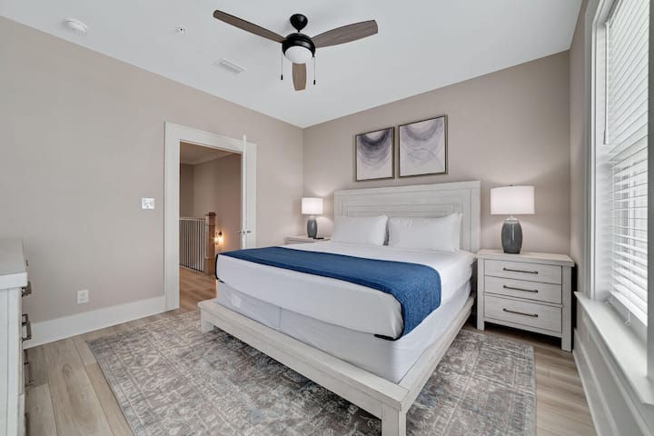 Დატკბით ამ მშვიდი საკურთხეველით, როცა დაისვენებთ მყუდრო კომფორტში, რბილი, ელასტიური თეთრეულით, რომელიც გარშემორტყმულია მარტივი, გემოვნებიანი დეკორით.