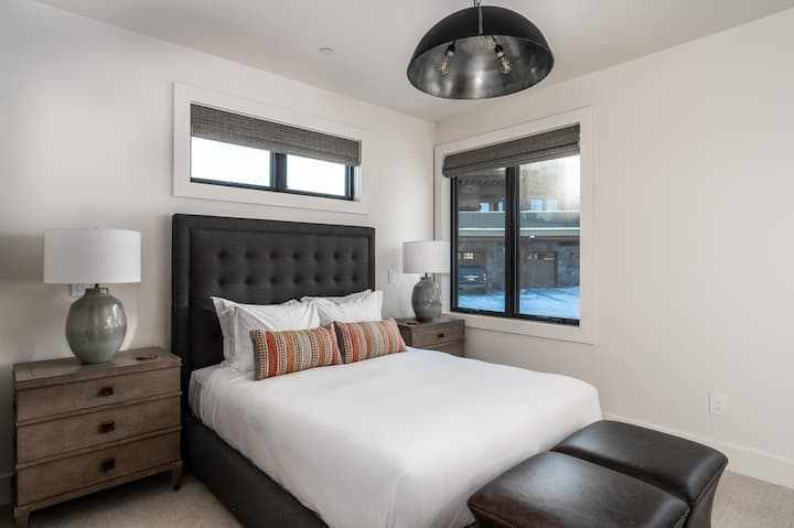 Decoración del hogar, interiores, muebles, cojín, lámpara