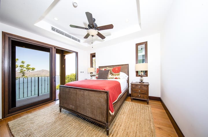 ห้องนอนผู้เข้าพักคนที่ 2 เตียงควีนไซส์ห้องน้ำส่วนตัววิวทะเล