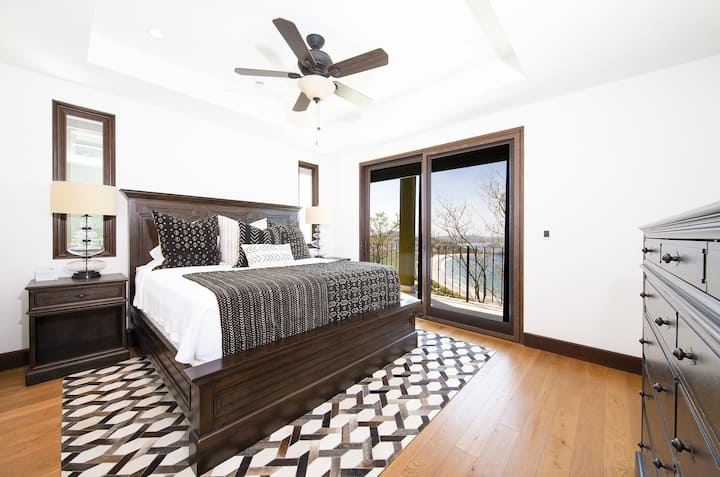 ห้องนอนใหญ่เตียงคิงไซส์ห้องน้ำส่วนตัว