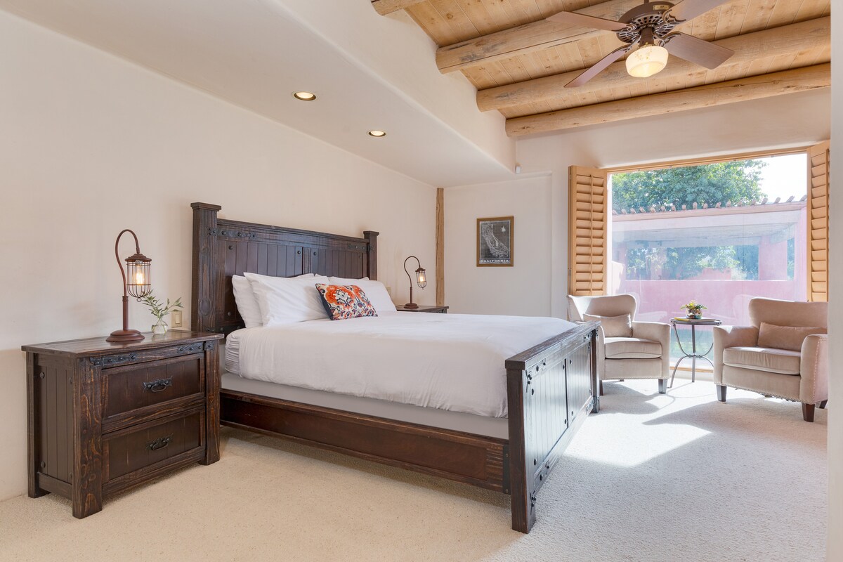 Sovrum 8 ligger i tennishuset och har en dubbelsäng i Kalifornien, TV och eget badrum.