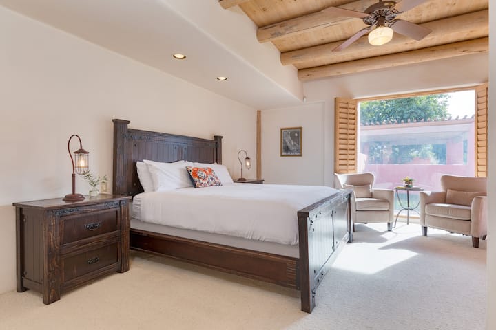 La chambre 8 se trouve dans la maison de tennis et dispose d'un lit king size californien, d'une télévision et d'une salle de bains privative.