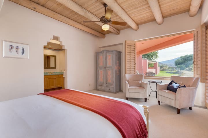 La chambre 6 se trouve dans la maison de tennis et dispose d'un lit king size californien, d'une télévision, d'un accès extérieur et d'une salle de bain attenante.