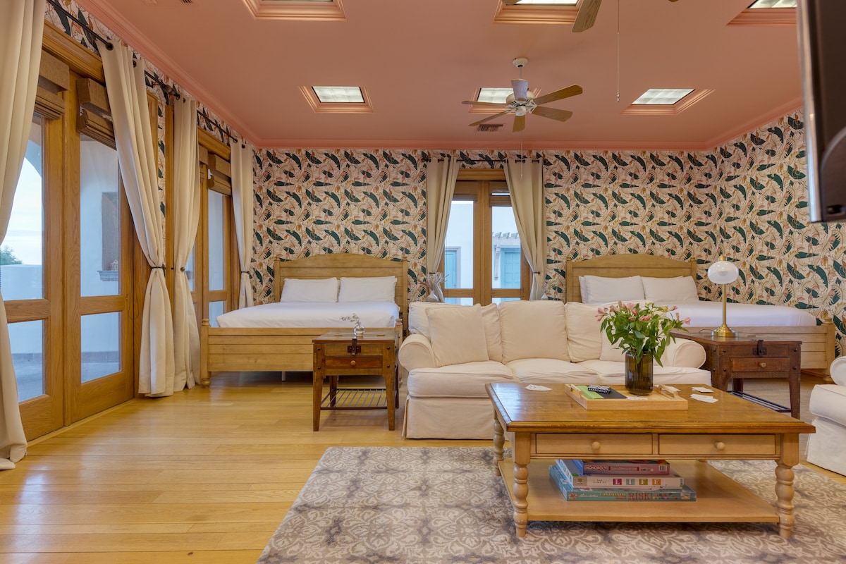 Sovrum 5 i Hacienda har två dubbelsängar i Kalifornien, en TV och en sittgrupp.