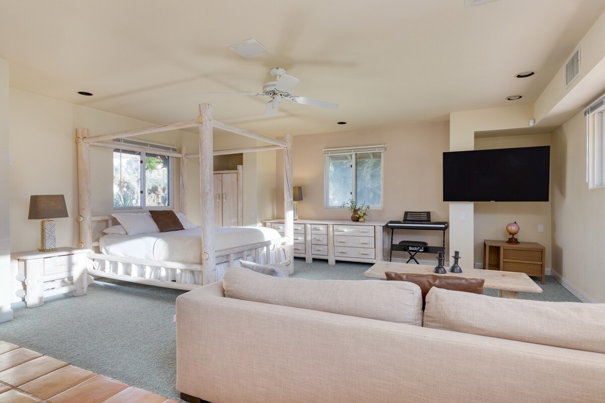 Sovrum 9 ligger i Casita och har en dubbelsäng, sittgrupp, TV och eget badrum.