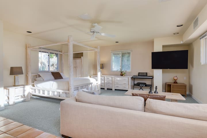 La chambre 9 est dans la Casita et dispose d'un lit queen size, d'un coin salon, d'une télévision et d'une salle de bains privative.